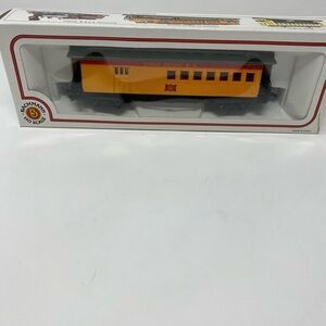 Bachmann HO Scale Union Pacific Old Time Passenger Car UP #9 Yellow